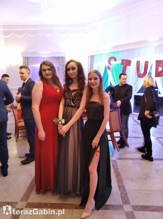 Uczniowie Zespołu Szkół w Gąbinie bawili się na studniówce.