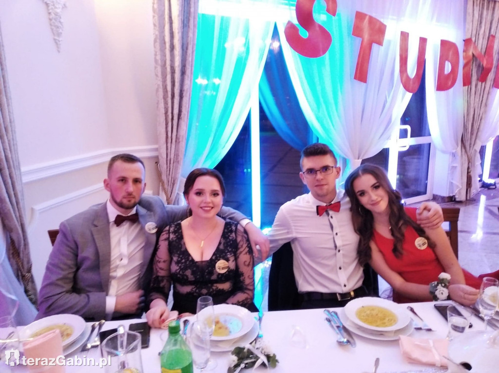 Uczniowie Zespołu Szkół w Gąbinie bawili się na studniówce.