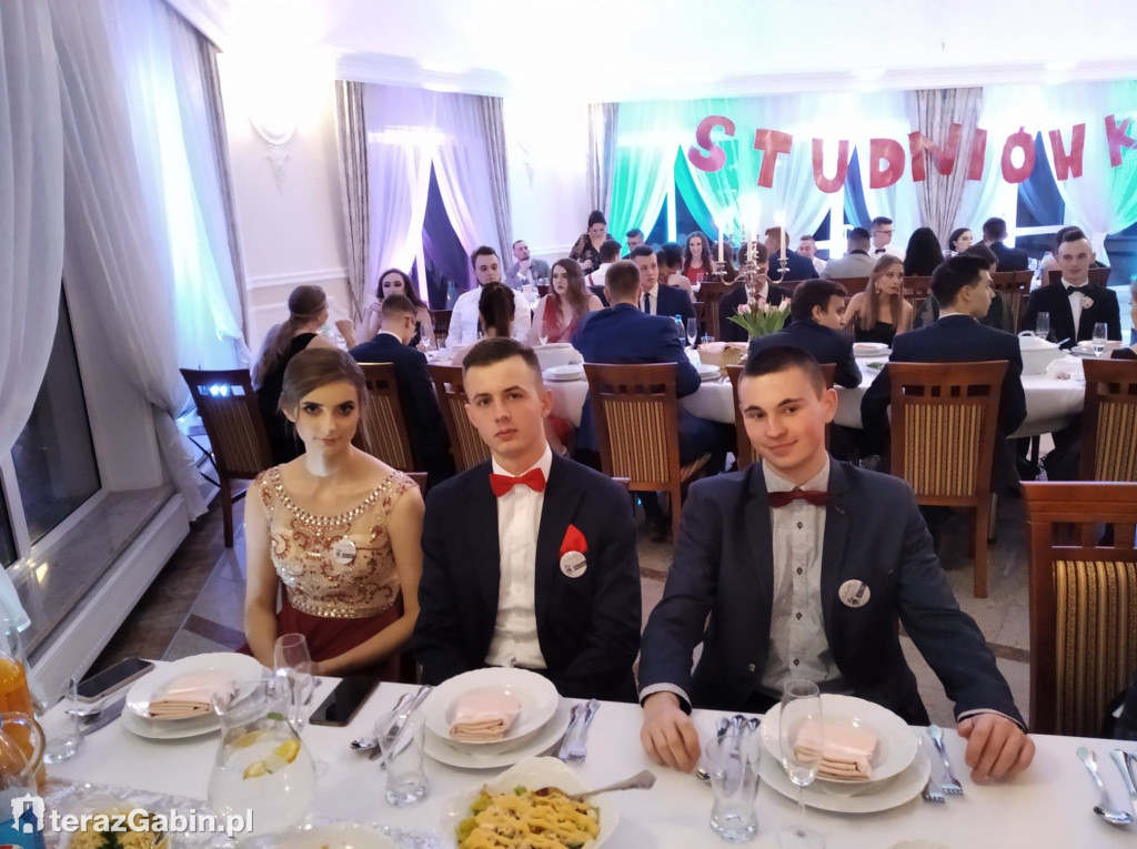 Uczniowie Zespołu Szkół w Gąbinie bawili się na studniówce.
