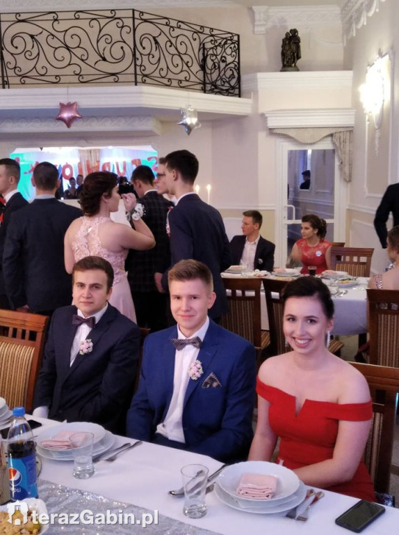 Uczniowie Zespołu Szkół w Gąbinie bawili się na studniówce.