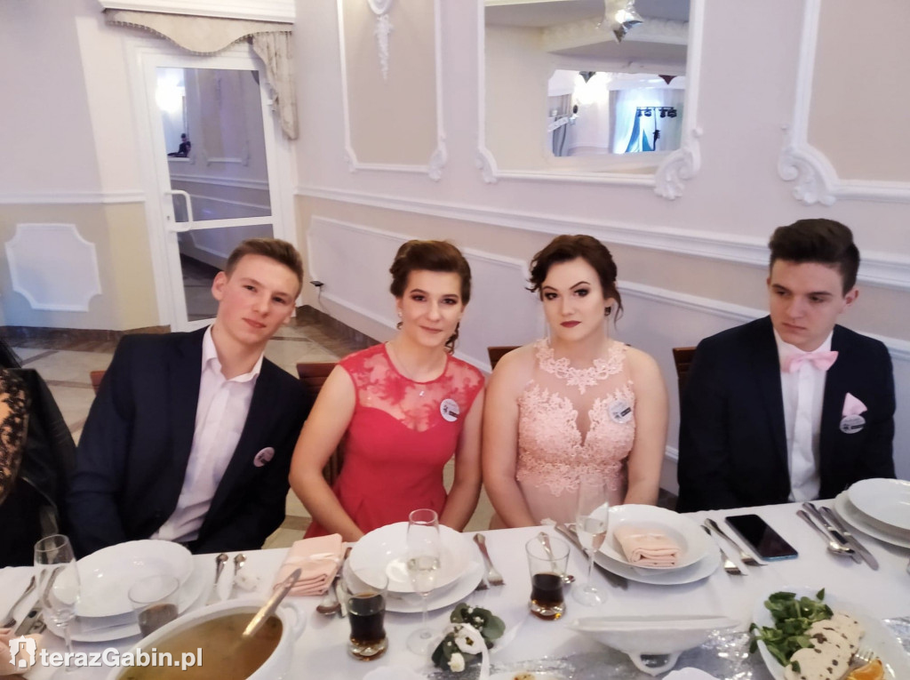 Uczniowie Zespołu Szkół w Gąbinie bawili się na studniówce.