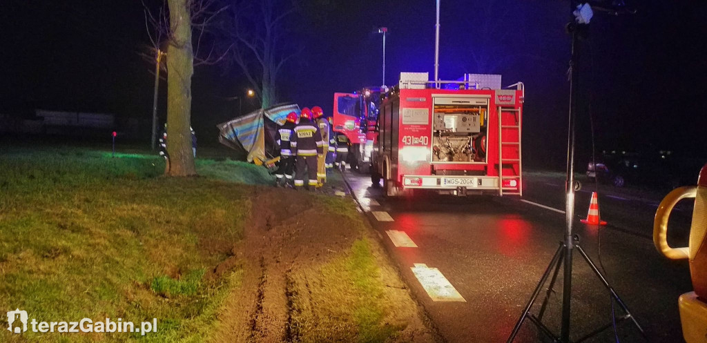 Ciężarówka w rowie.