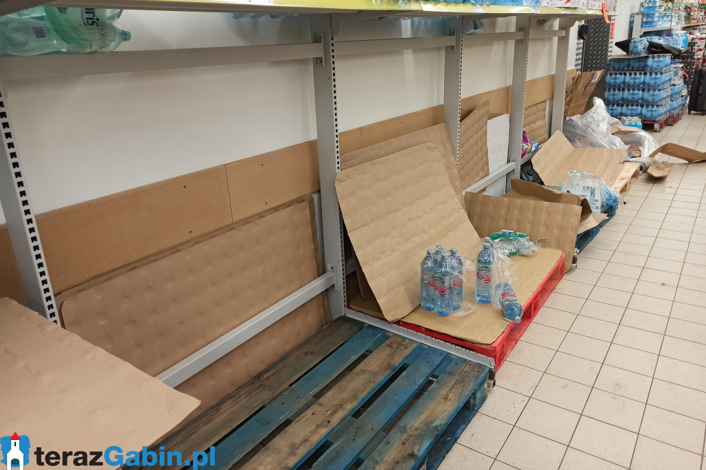 Puste półki w gąbińskich sklepach.