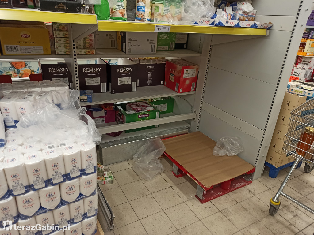 Puste półki w gąbińskich sklepach.