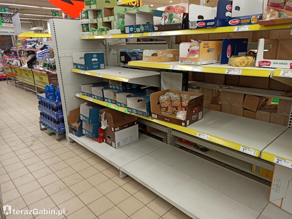 Puste półki w gąbińskich sklepach.