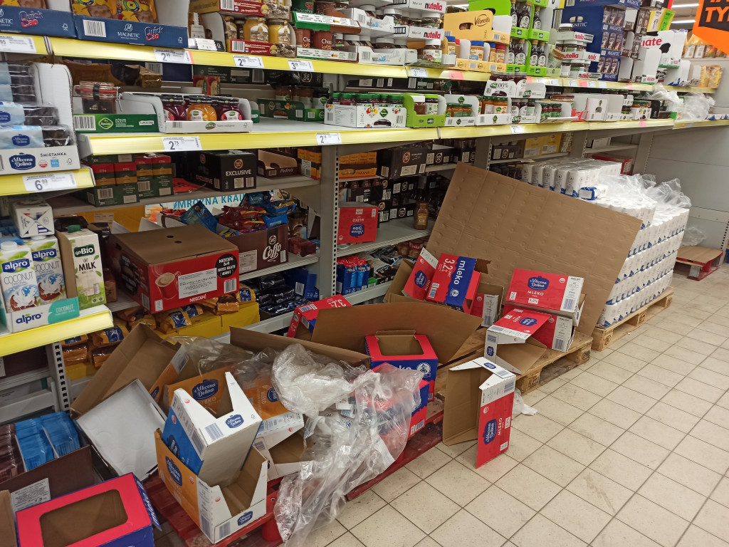 Puste półki w gąbińskich sklepach.