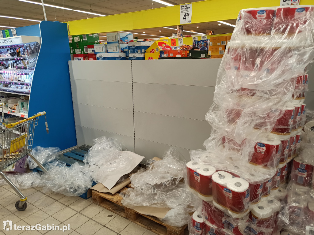 Puste półki w gąbińskich sklepach.