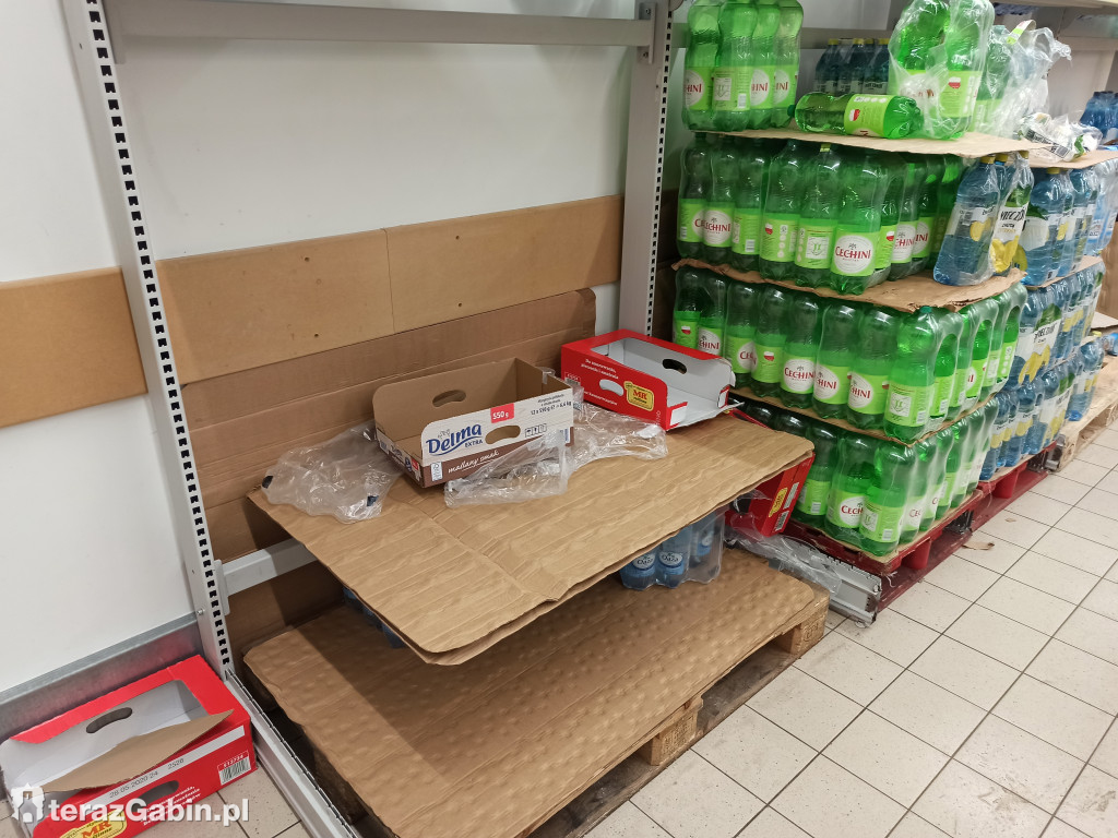Puste półki w gąbińskich sklepach.