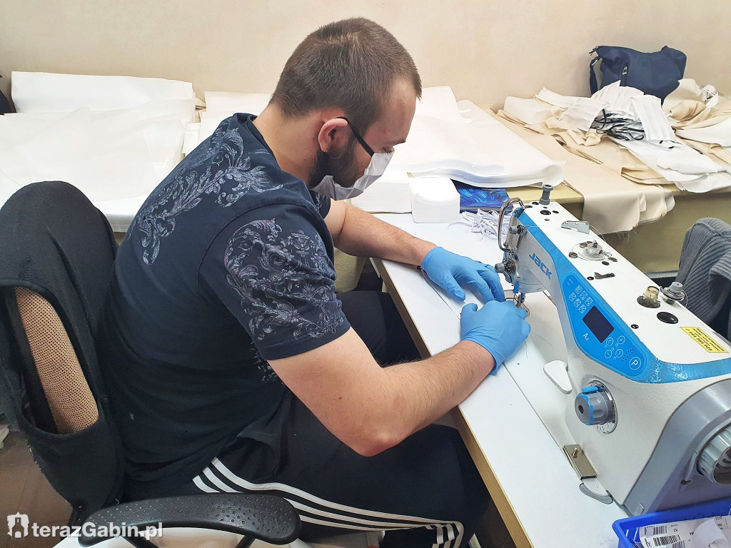 W Gąbinie ruszyła produkcja maseczek.