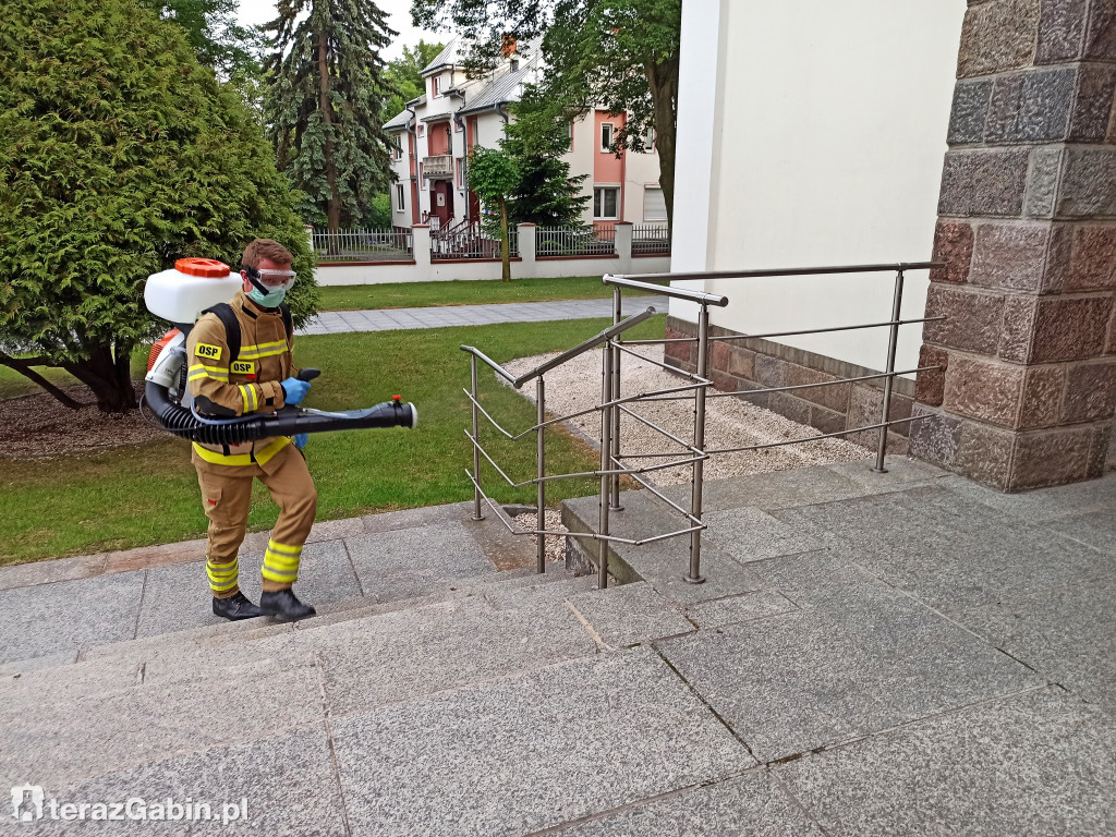 Strażacy dezynfekują miejsca publiczne.