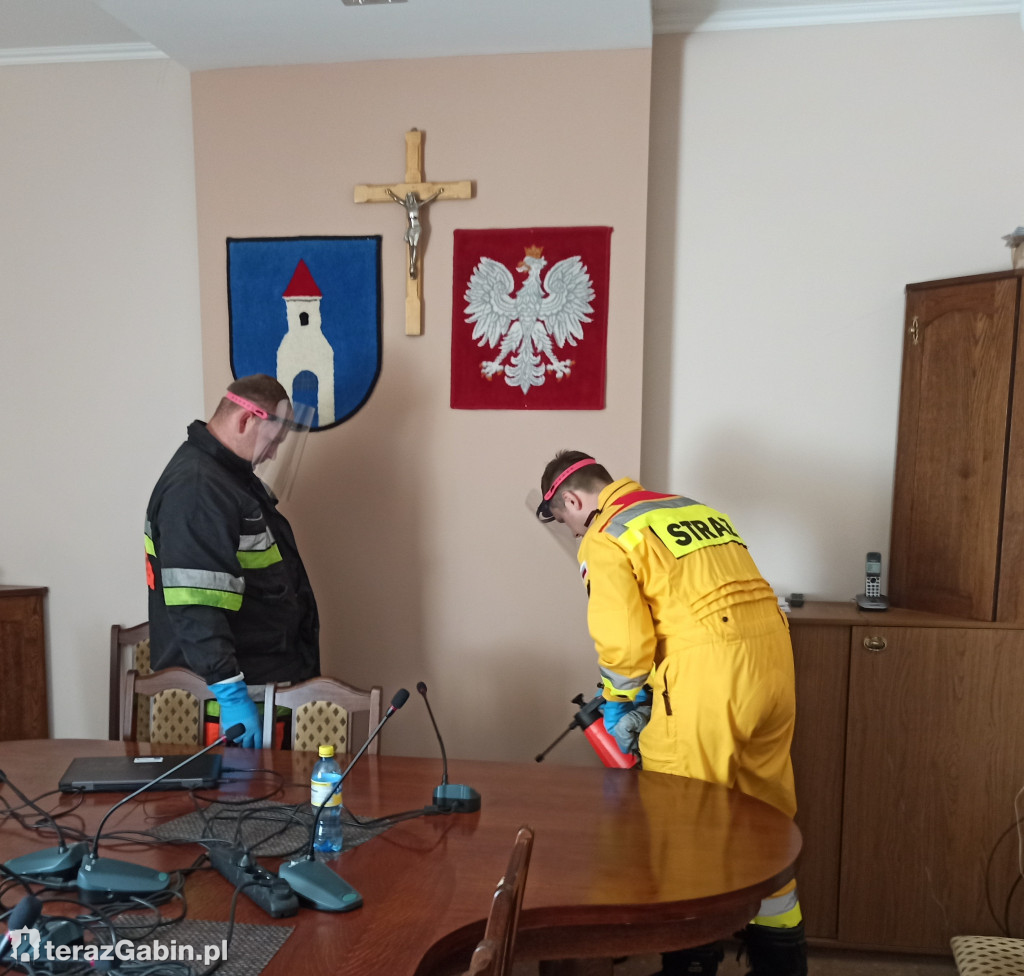 Strażacy dezynfekują miejsca publiczne.