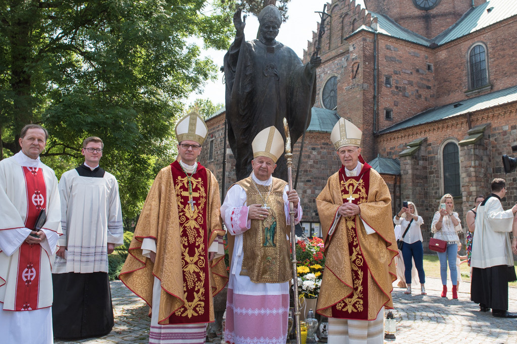 Kardynał Dziwisz odsłonił mozaikę papieską w Płocku.