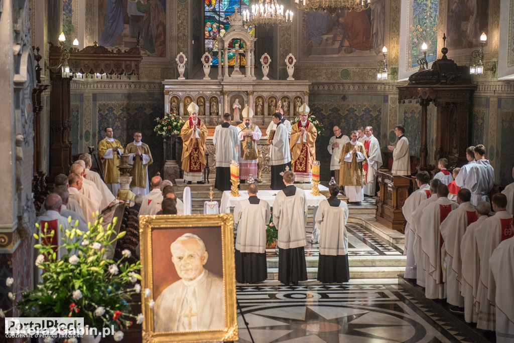 Kardynał Dziwisz odsłonił mozaikę papieską w Płocku.