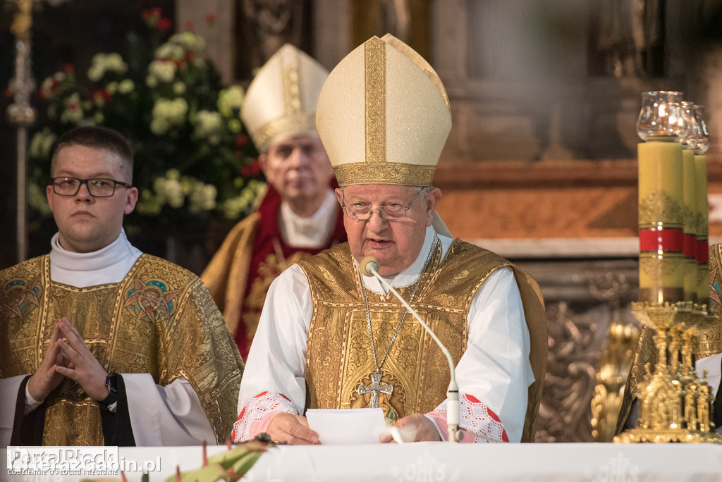 Kardynał Dziwisz odsłonił mozaikę papieską w Płocku.
