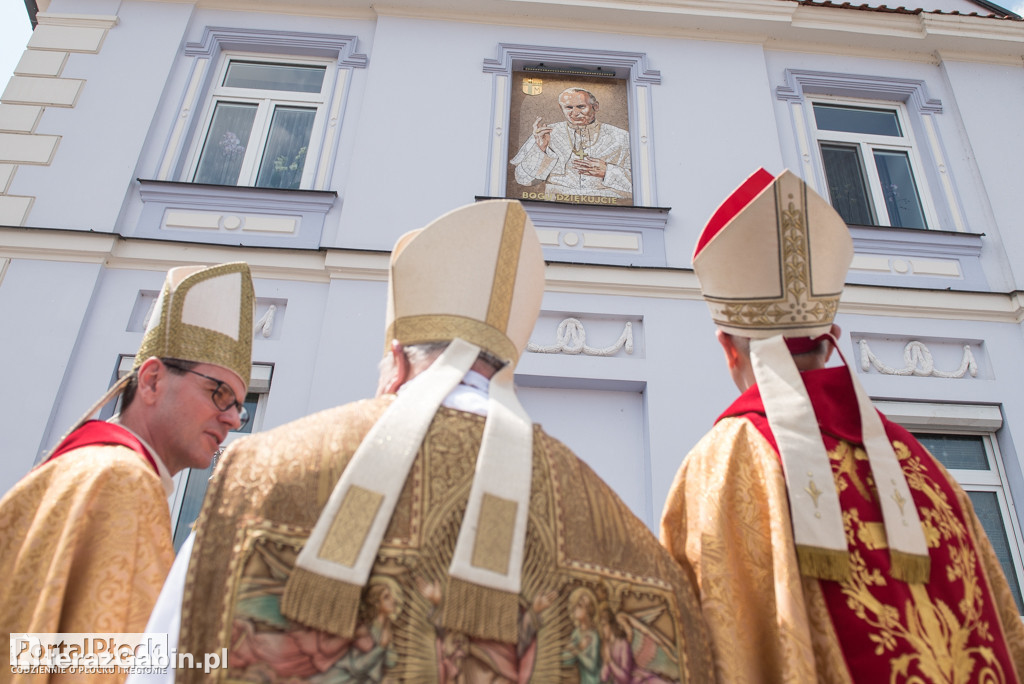 Kardynał Dziwisz odsłonił mozaikę papieską w Płocku.