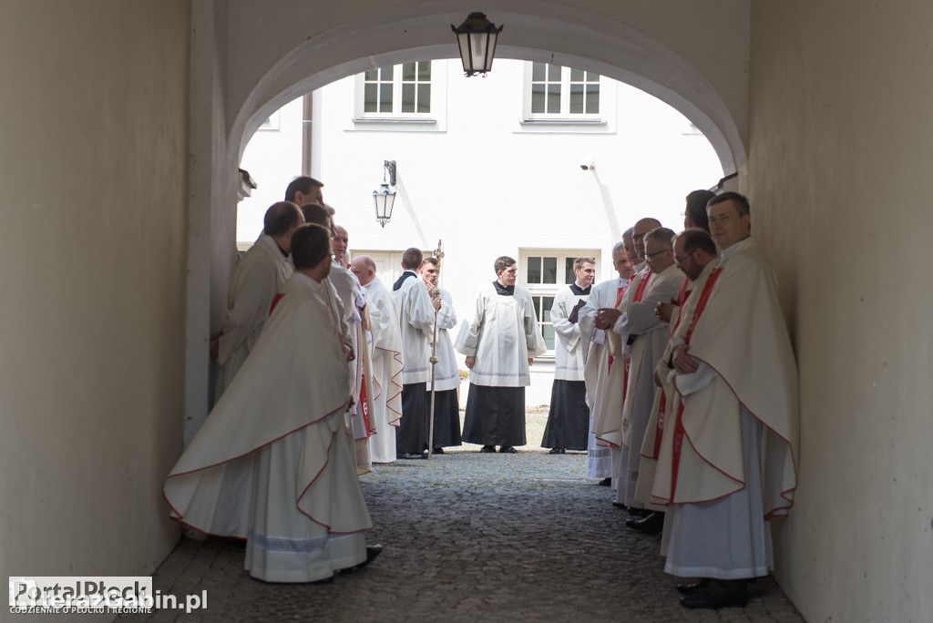 Kardynał Dziwisz odsłonił mozaikę papieską w Płocku.