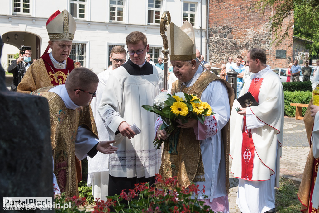 Kardynał Dziwisz odsłonił mozaikę papieską w Płocku.