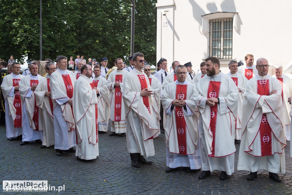 Kardynał Dziwisz odsłonił mozaikę papieską w Płocku.
