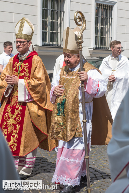 Kardynał Dziwisz odsłonił mozaikę papieską w Płocku.