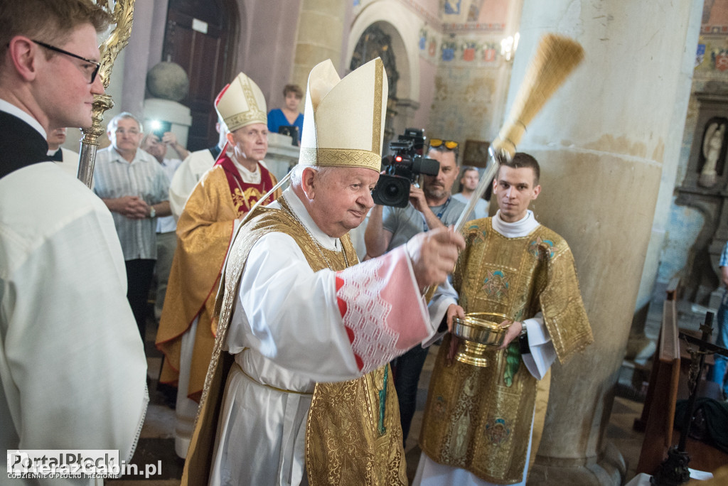 Kardynał Dziwisz odsłonił mozaikę papieską w Płocku.