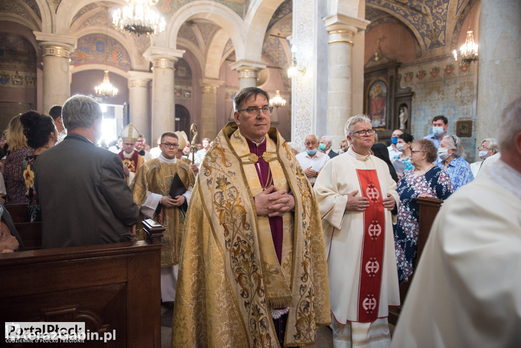 Kardynał Dziwisz odsłonił mozaikę papieską w Płocku.