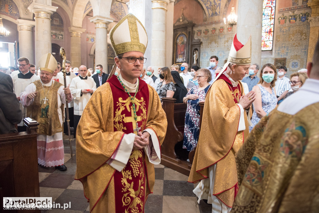 Kardynał Dziwisz odsłonił mozaikę papieską w Płocku.