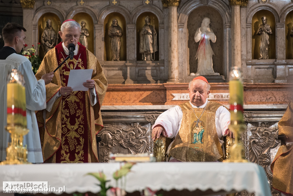 Kardynał Dziwisz odsłonił mozaikę papieską w Płocku.