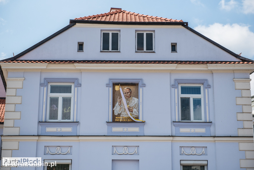 Kardynał Dziwisz odsłonił mozaikę papieską w Płocku.