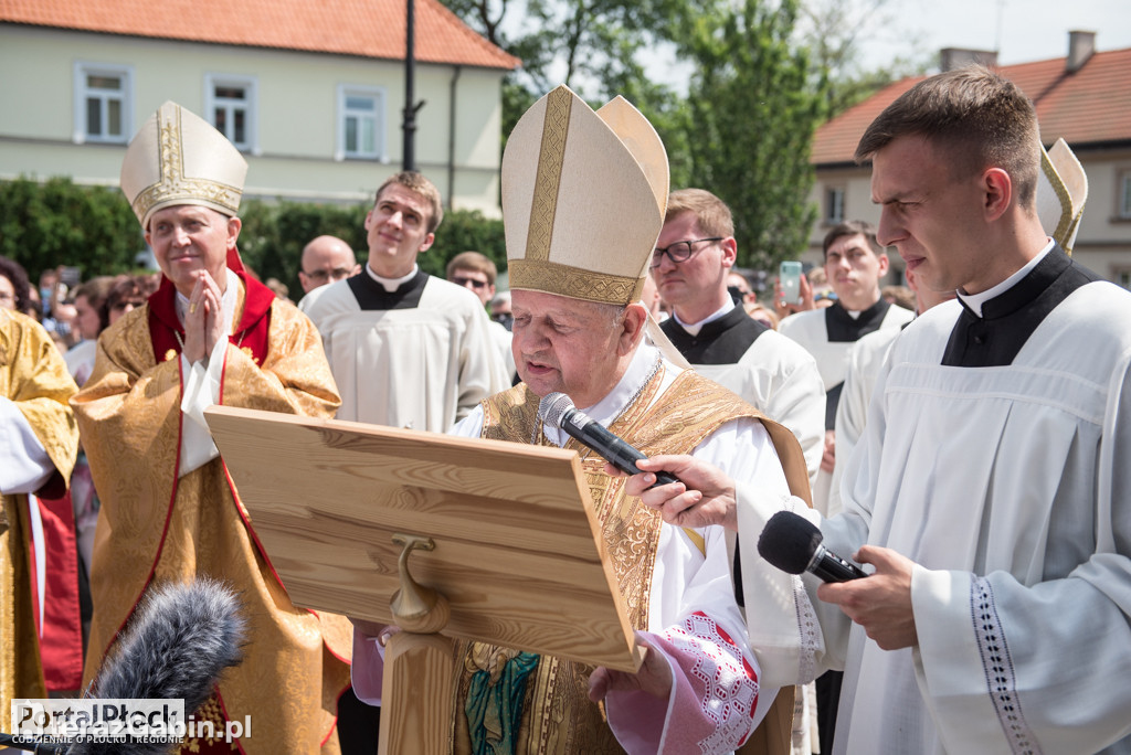 Kardynał Dziwisz odsłonił mozaikę papieską w Płocku.