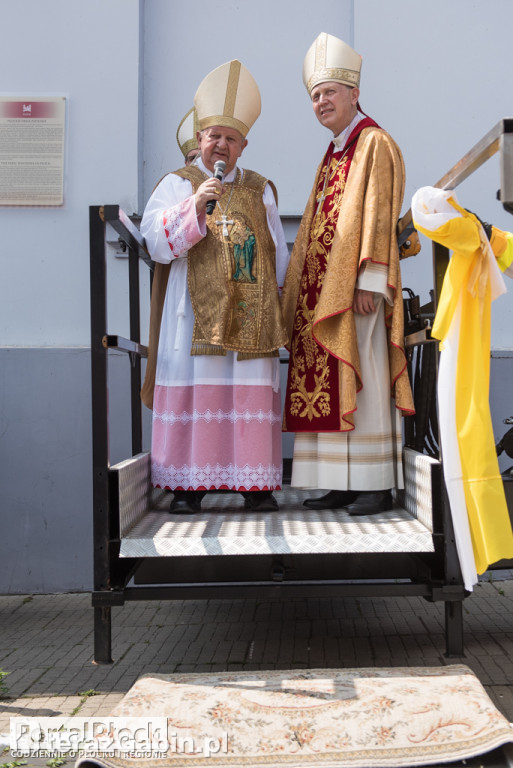 Kardynał Dziwisz odsłonił mozaikę papieską w Płocku.