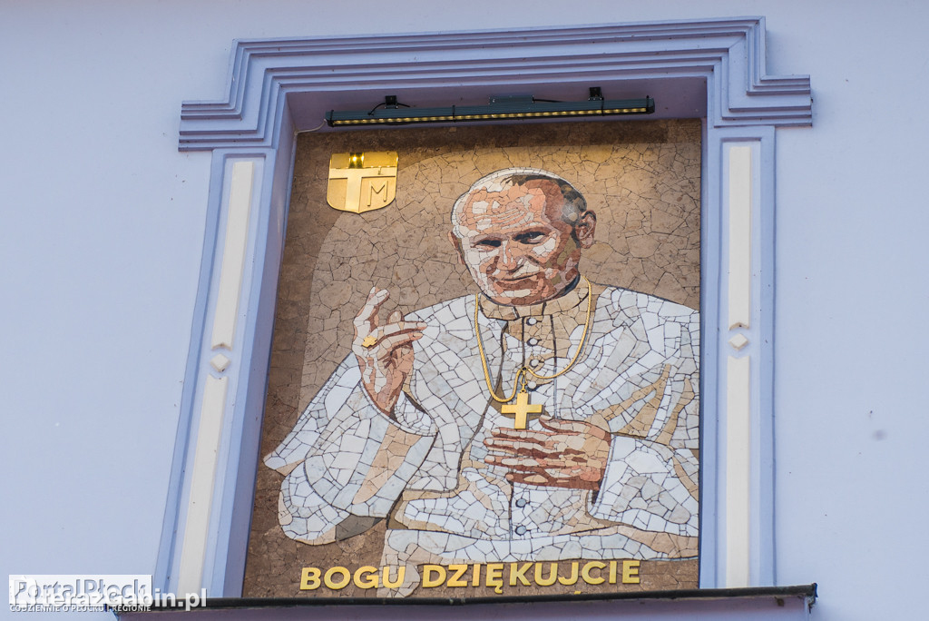 Kardynał Dziwisz odsłonił mozaikę papieską w Płocku.