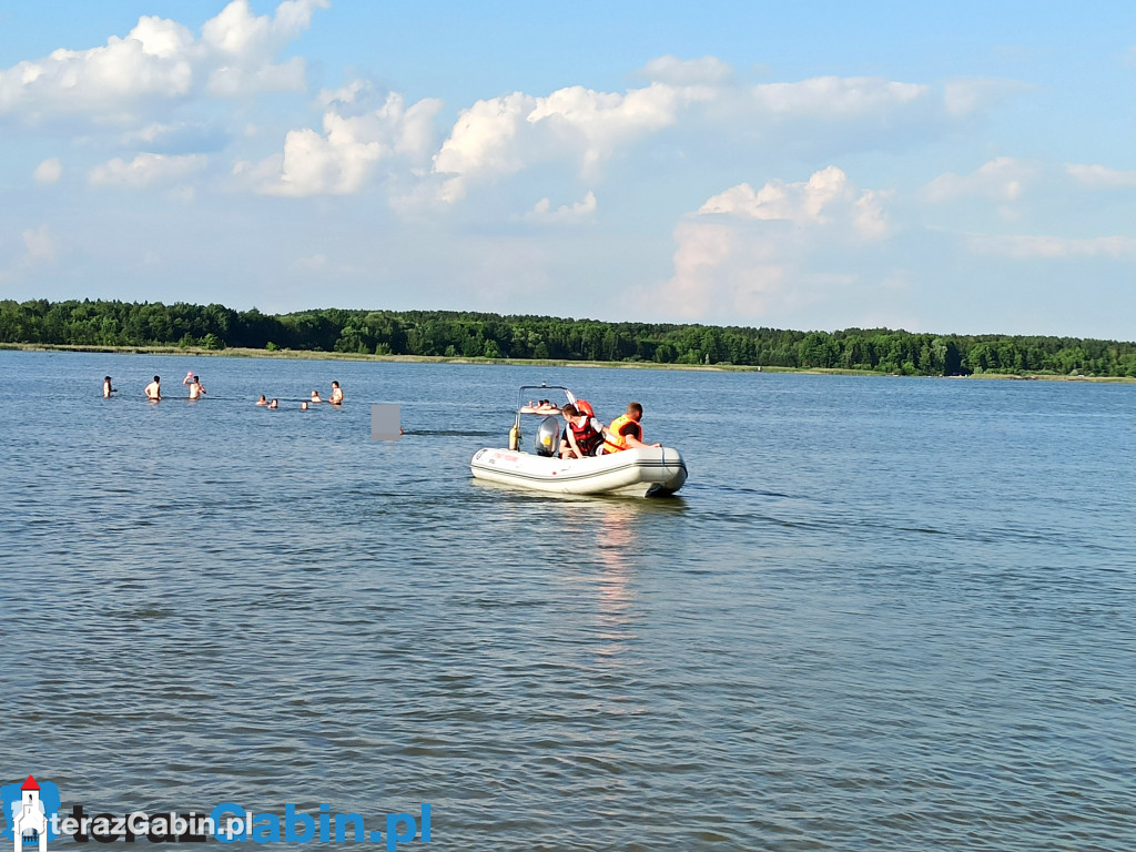 Służby ratunkowe na Jeziorze Zdworskim.