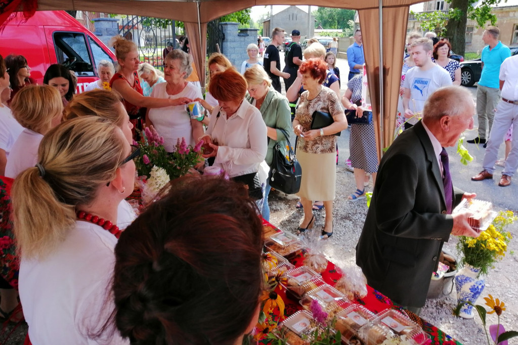 Kiermasz słodkości w Dobrzykowie.
