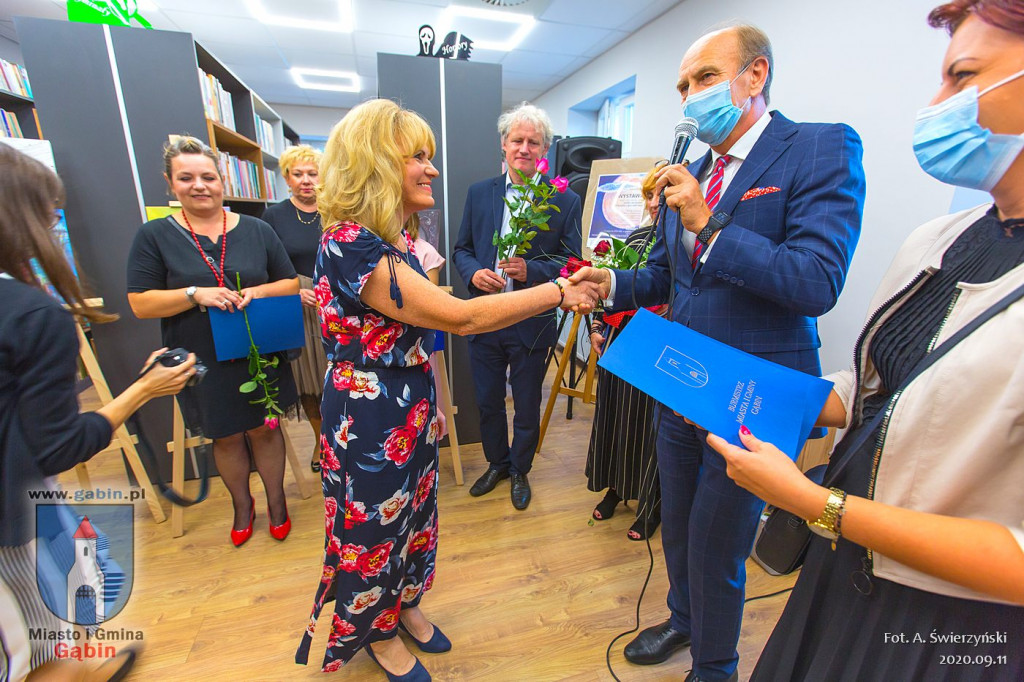 Wernisaż wystawy twórczości lokalnych artystów.