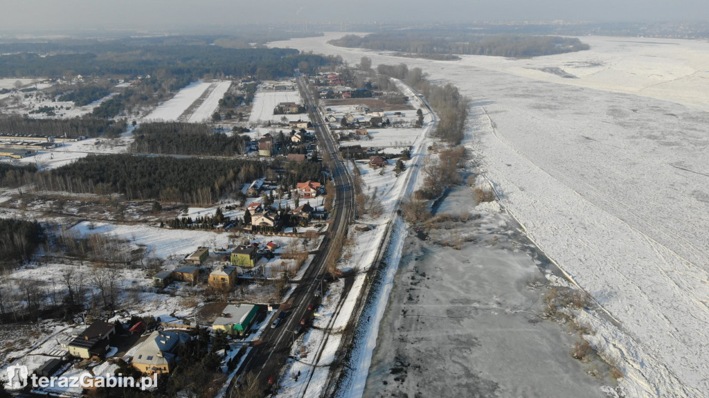 Wisła z lotu ptaka. Skuta lodem i niebezpieczna.