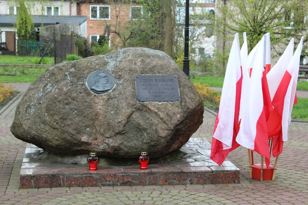 Skromne obchody 3 maja w Gąbinie.