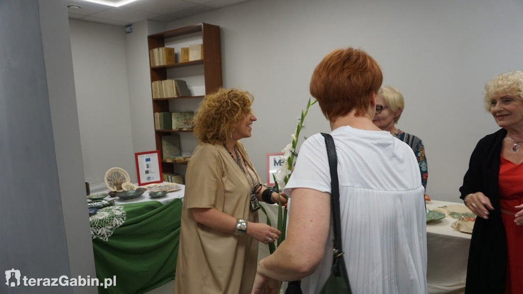 Piękne dzieła z ceramiki zaprezentowano podczas wernisażu.