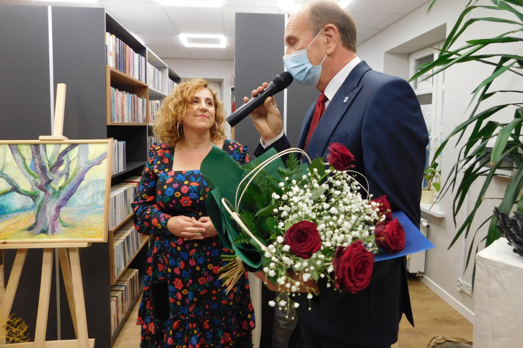 Malarstwo i ceramika zagościły w bibliotece.