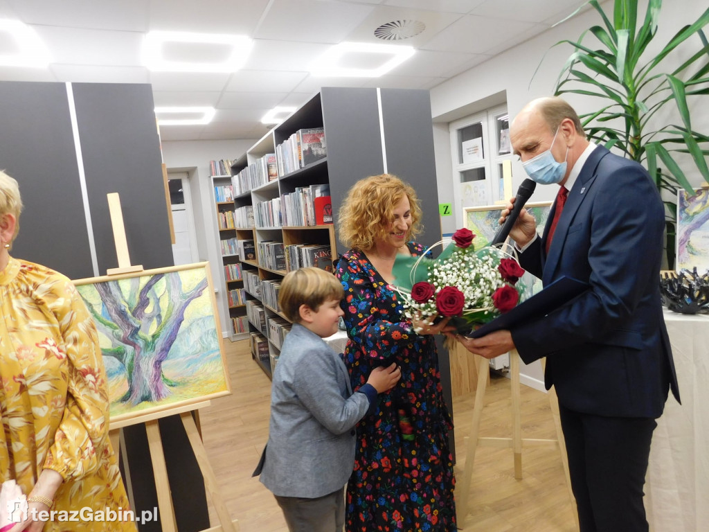 Malarstwo i ceramika zagościły w bibliotece.