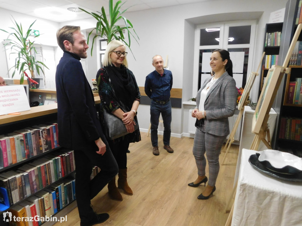 Malarstwo i ceramika zagościły w bibliotece.