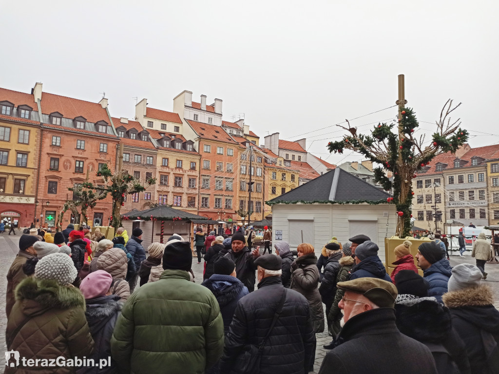 Seniorzy na wycieczce w Warszawie.