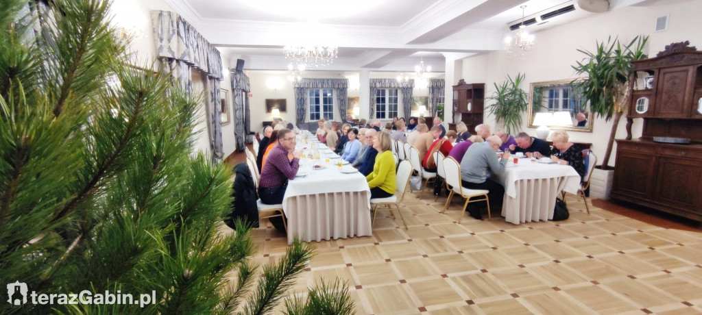 Seniorzy na wycieczce w Warszawie.