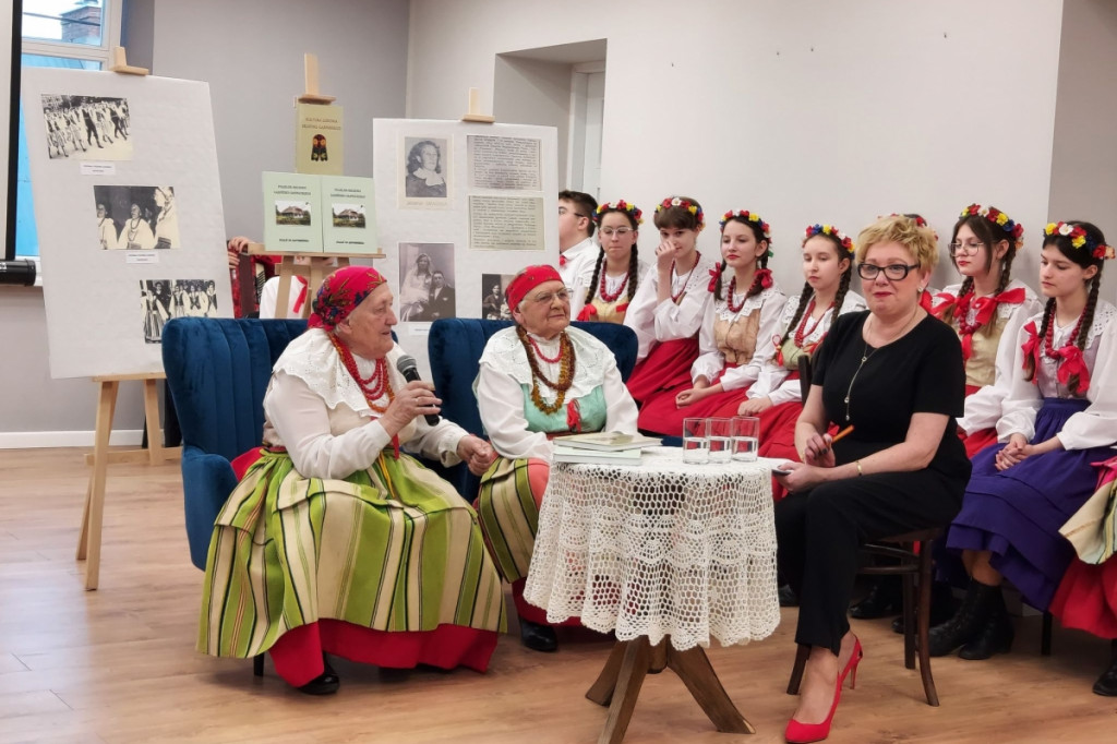 Ludowizna z Czermna opanowała gąbińską bibliotekę.