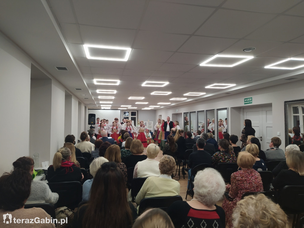Ludowizna z Czermna opanowała gąbińską bibliotekę.