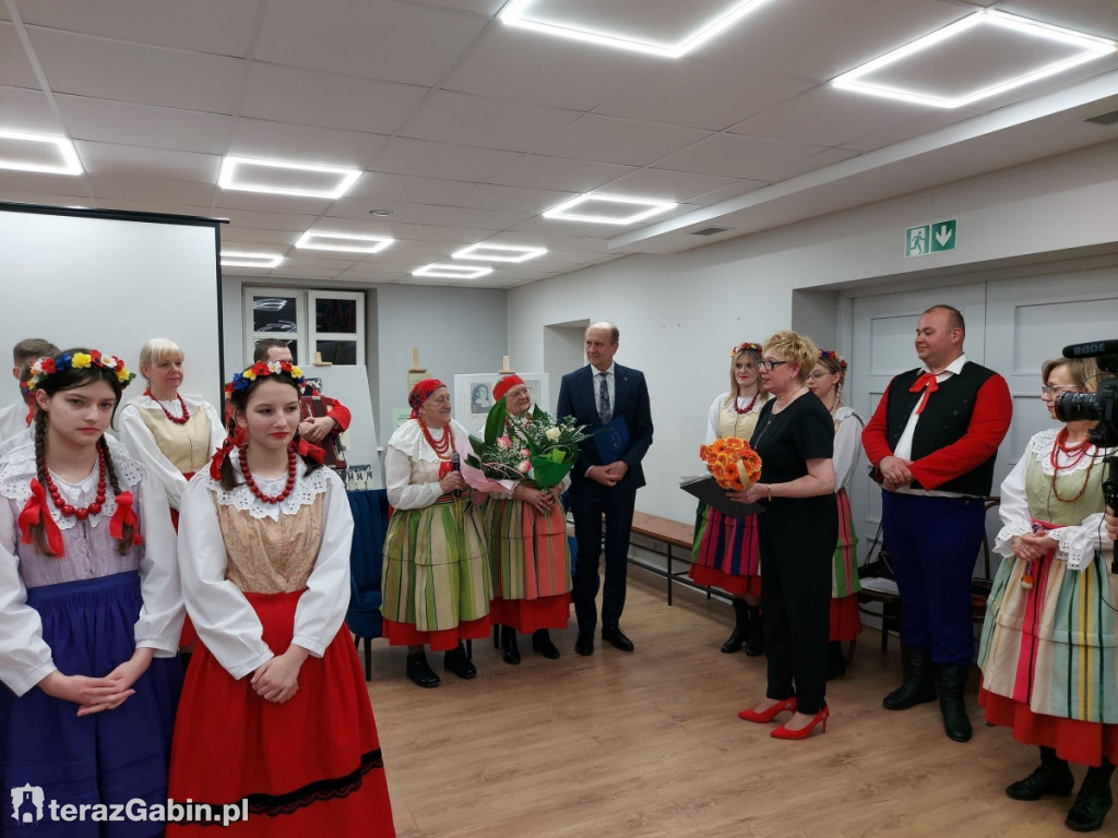 Ludowizna z Czermna opanowała gąbińską bibliotekę.