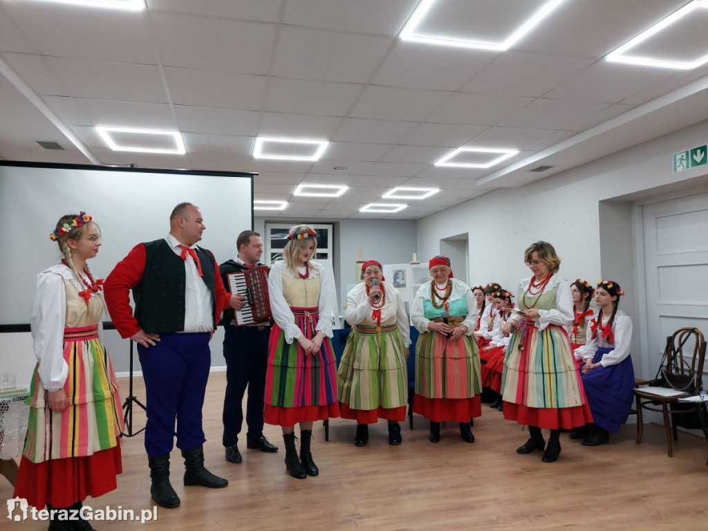 Ludowizna z Czermna opanowała gąbińską bibliotekę.