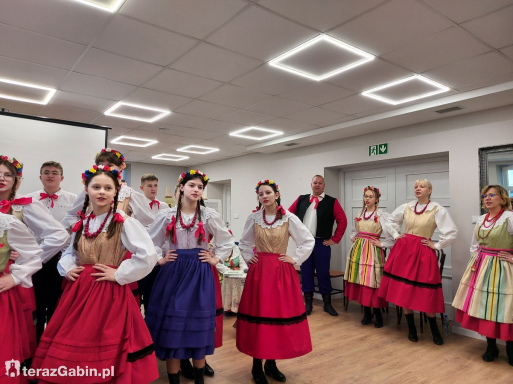Ludowizna z Czermna opanowała gąbińską bibliotekę.