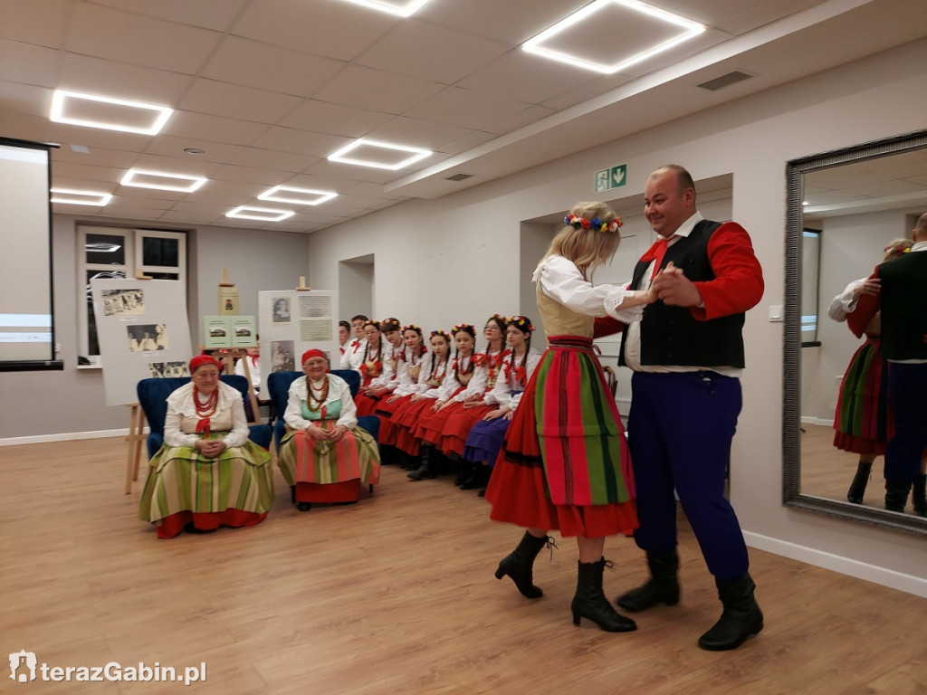 Ludowizna z Czermna opanowała gąbińską bibliotekę.