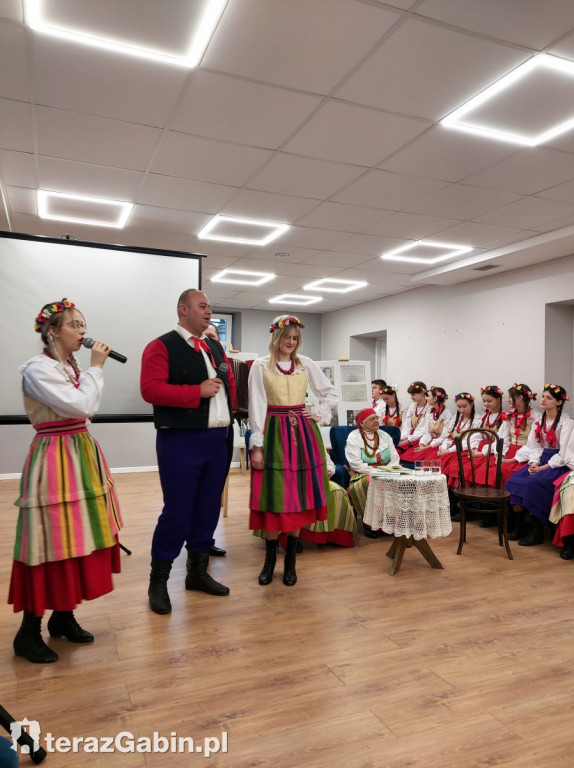 Ludowizna z Czermna opanowała gąbińską bibliotekę.