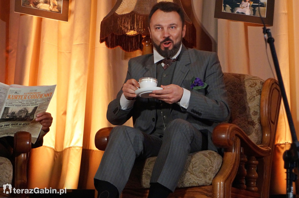 Kandydatki na żonę. Aktorzy z Gąbina na scenie.